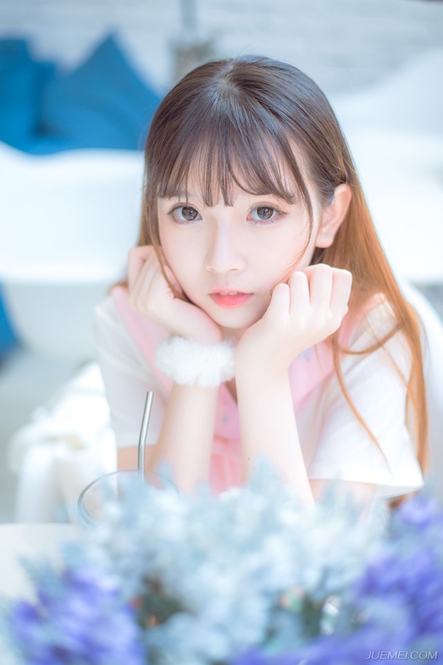“士元静观即可。”法正微笑着点点头。